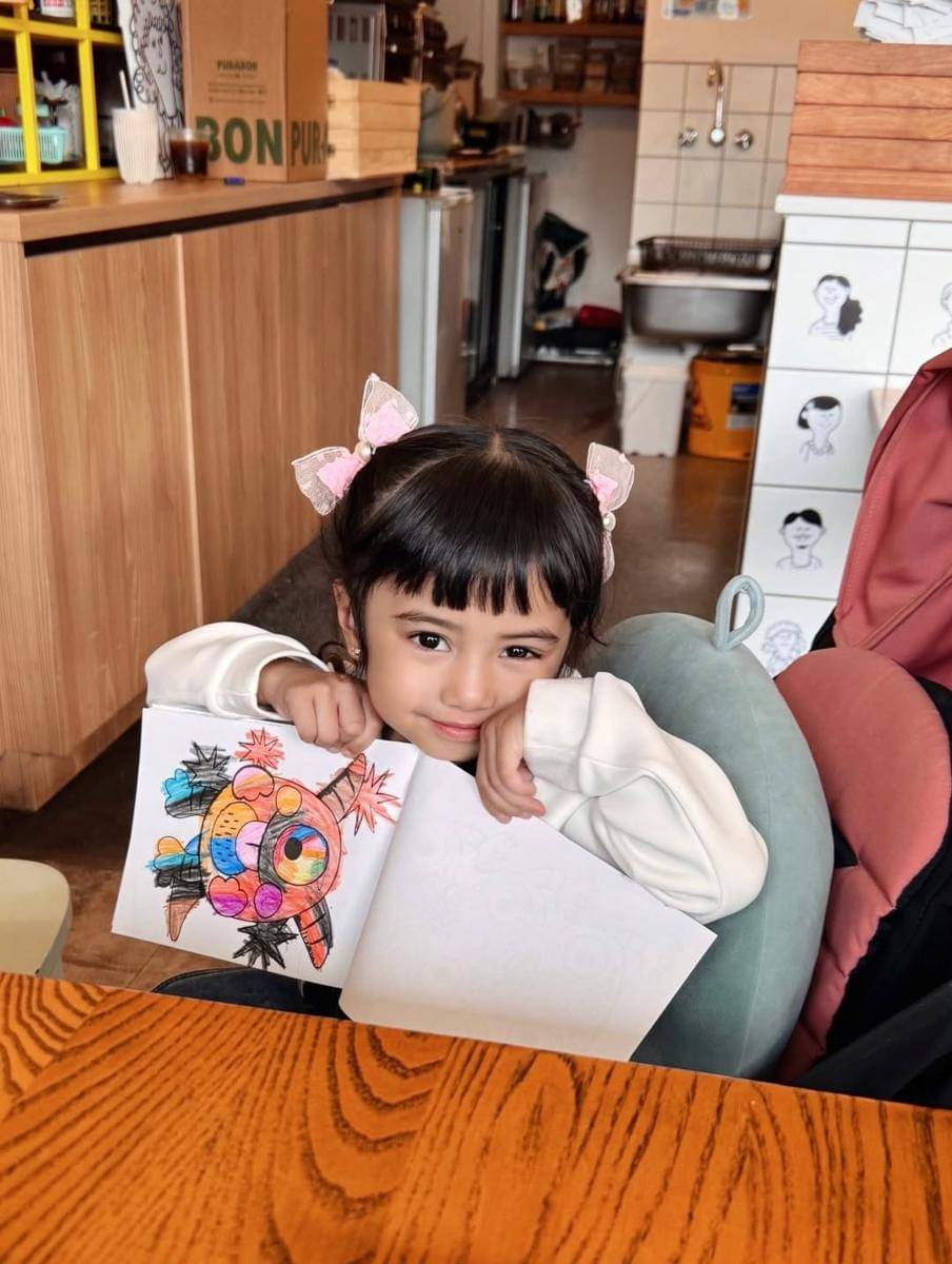 Keluarga Nanda Arsyinta Liburan ke Luna Park Melbourne.