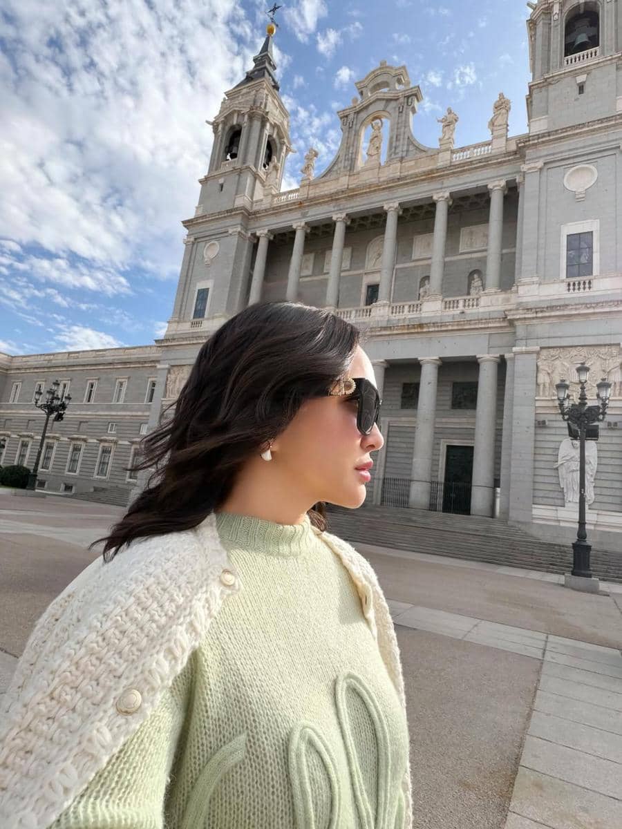 Shandy Aulia Jalan-jalan di Kota Madrid