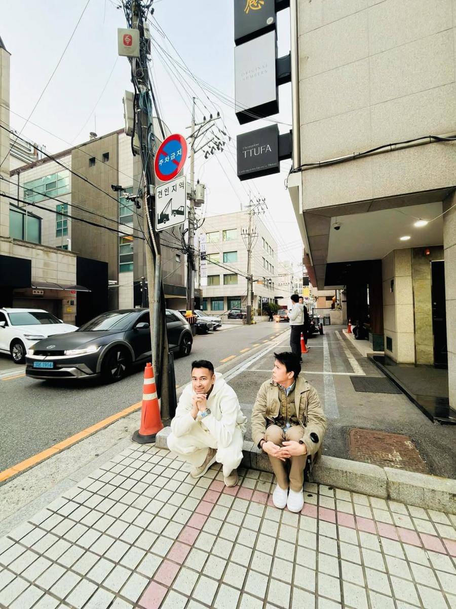 Raffi Ahmad dan Ariel jalan-jalan di Seoul.