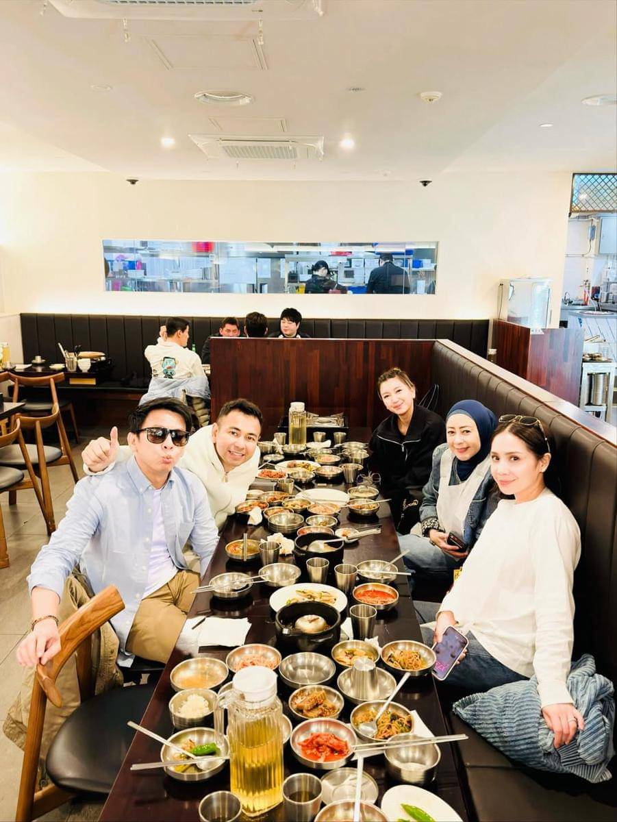 Raffi Ahmad dan Ariel jalan-jalan di Seoul.