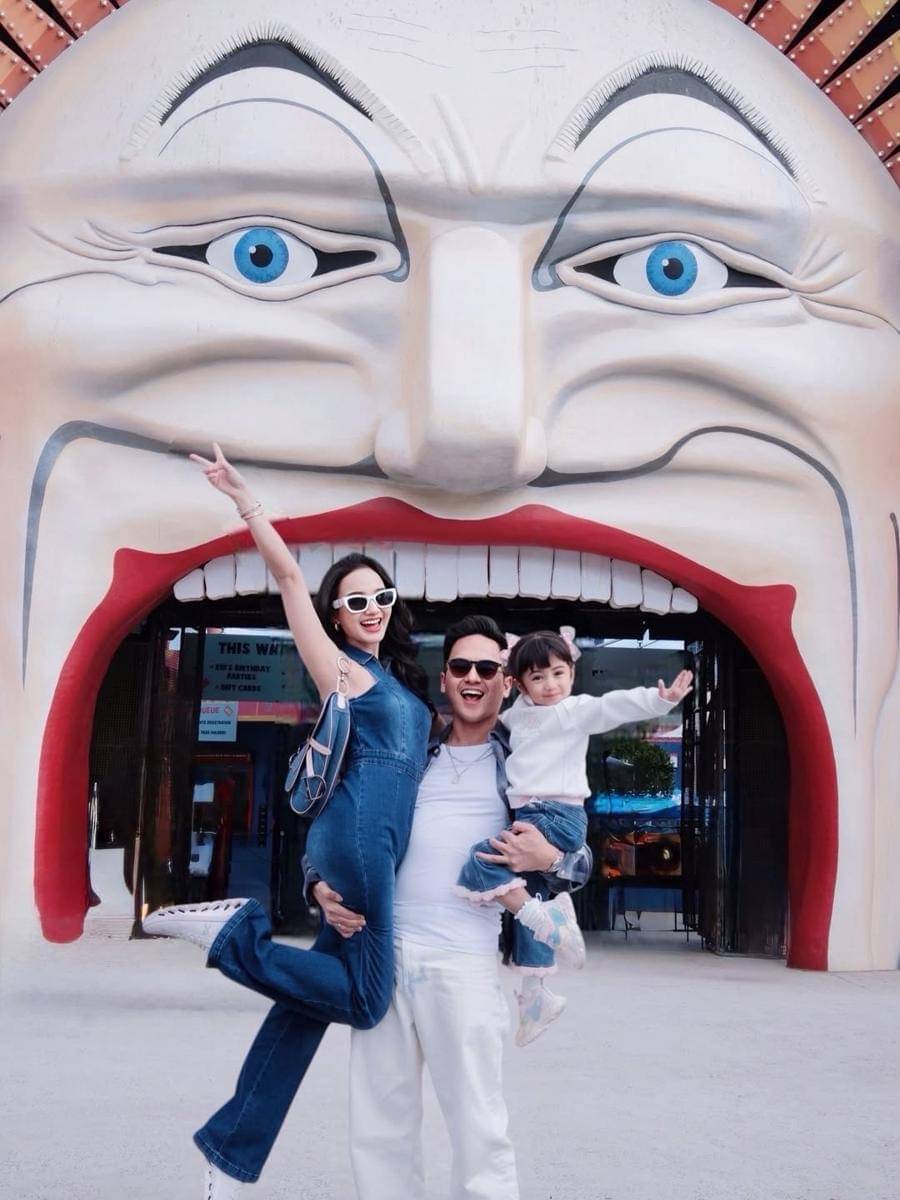 Keluarga Nanda Arsyinta liburan di Luna Park Melbourne.