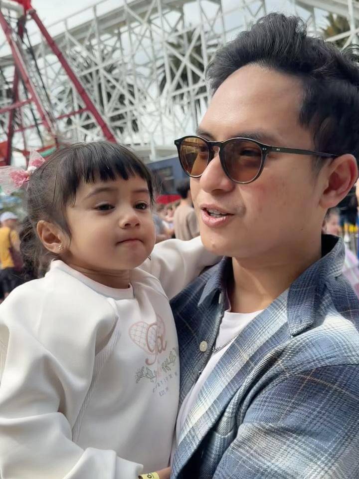Keluarga Nanda Arsyinta Liburan ke Luna Park Melbourne.