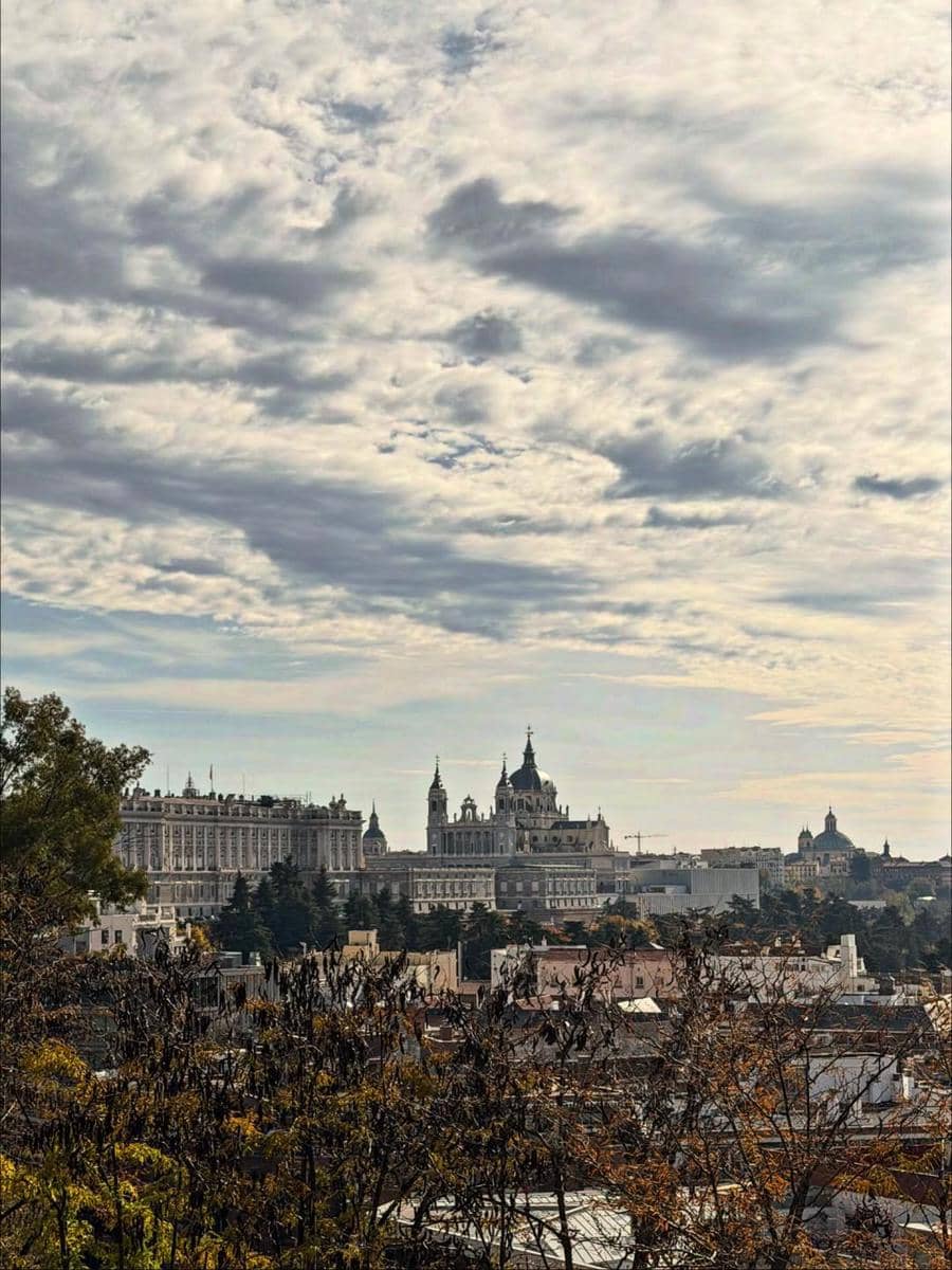 Shandy Aulia Jalan-jalan di Kota Madrid