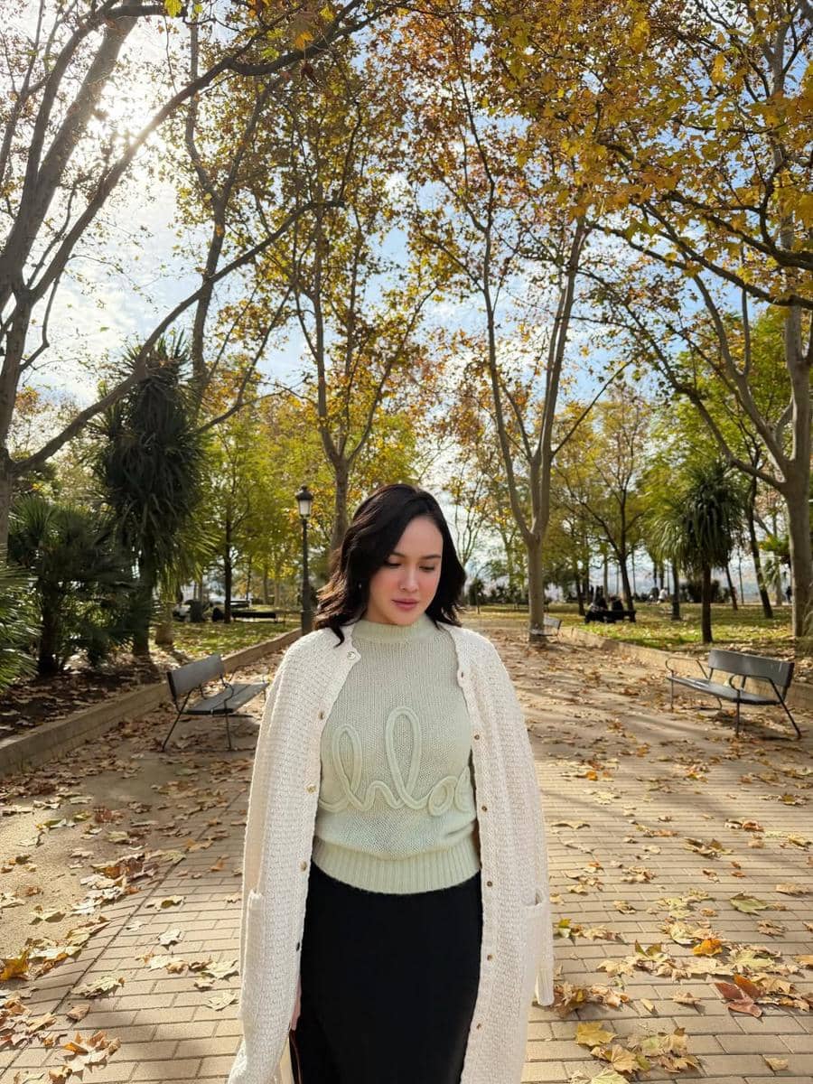 Shandy Aulia Jalan-jalan di Kota Madrid