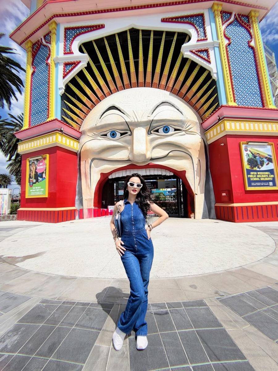 Keluarga Nanda Arsyinta Liburan ke Luna Park Melbourne.