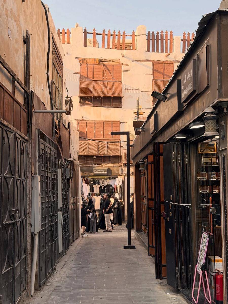 Keluarga Zaskia Sungkar jalan-jalan di Kota Tua Jeddah.