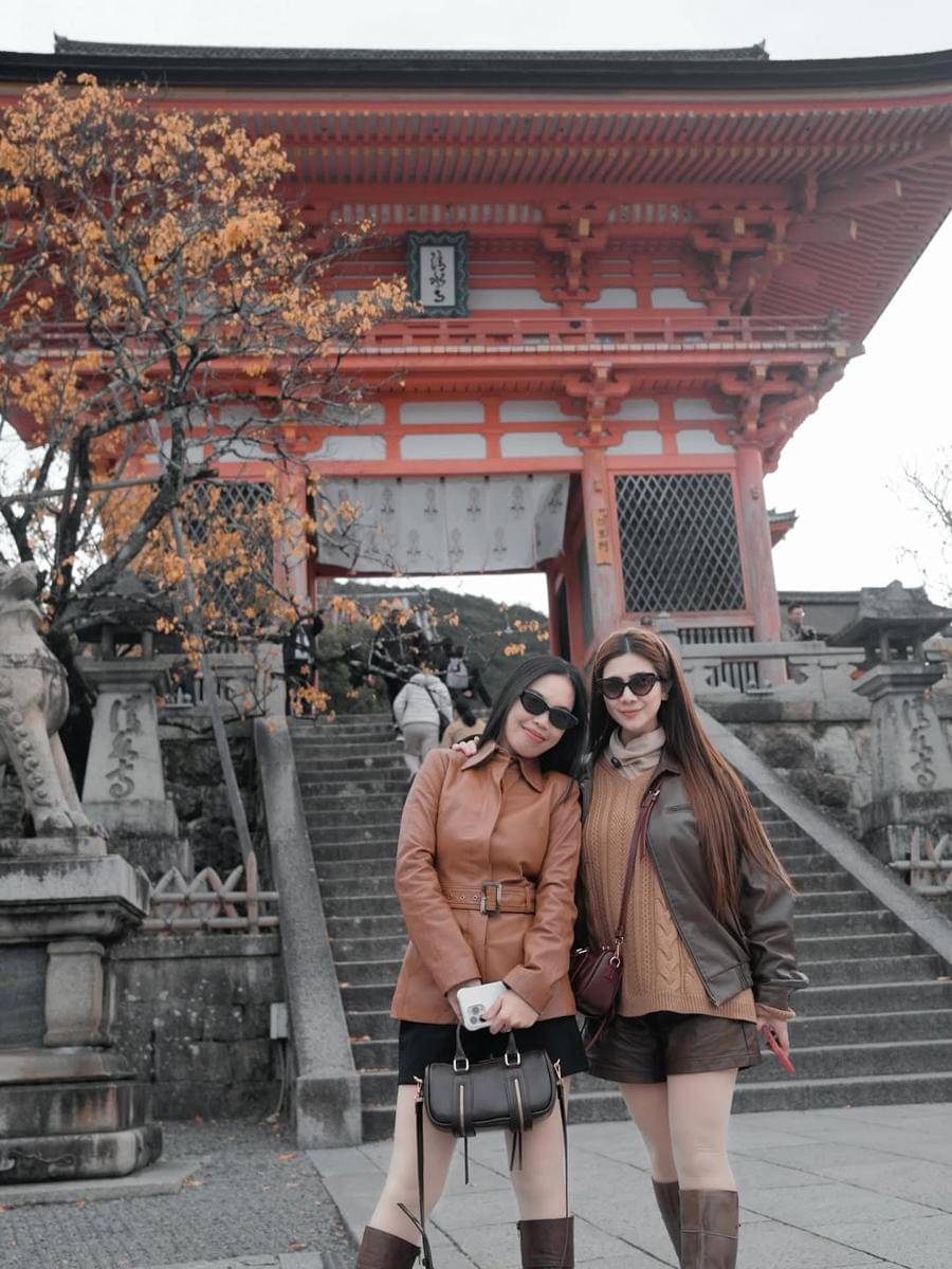 Felicya Angelista jalan-jalan di Kamigamo Shrine.