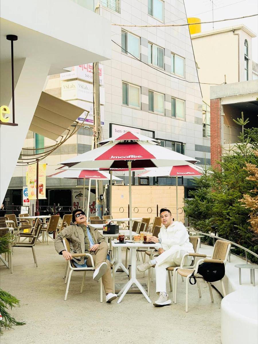 Raffi Ahmad dan Ariel jalan-jalan di Seoul.