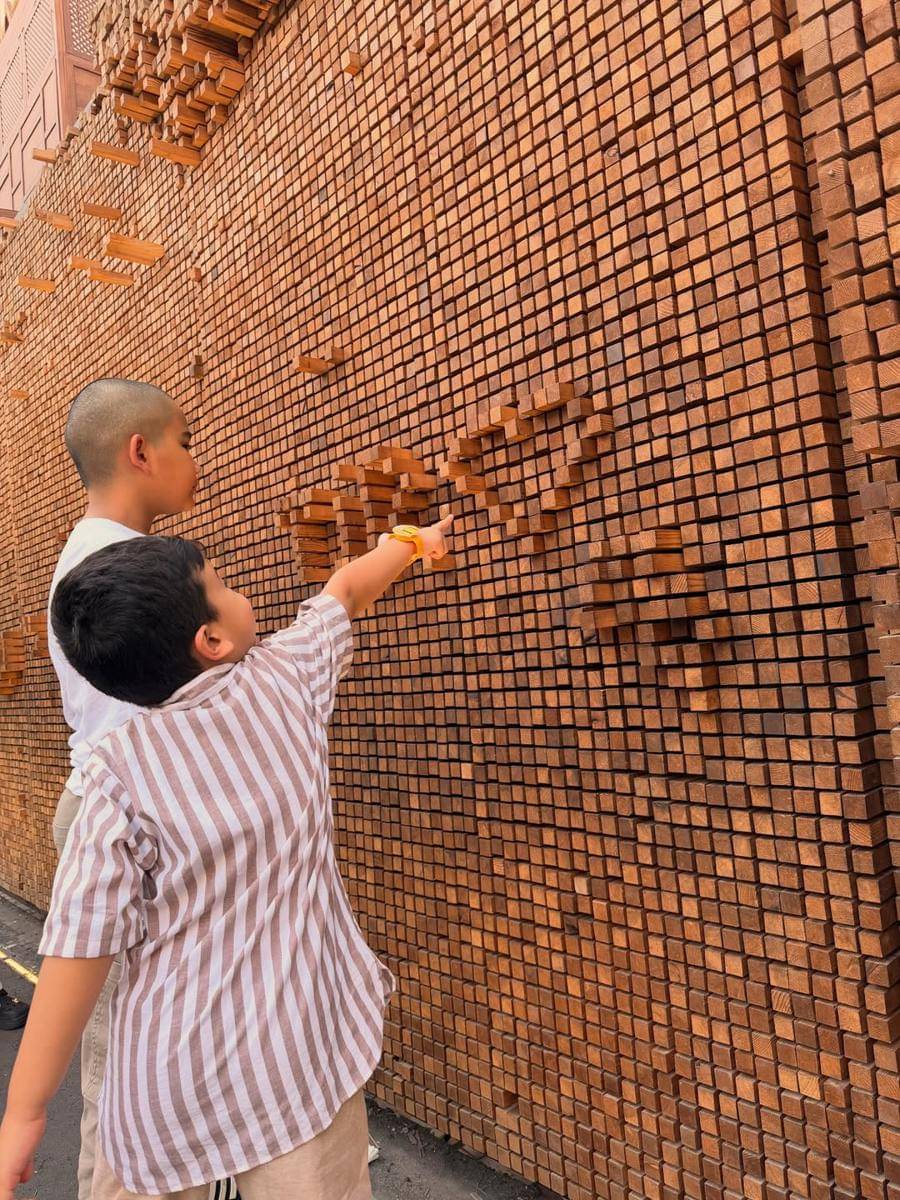 Keluarga Zaskia Sungkar jalan-jalan di Kota Tua Jeddah.