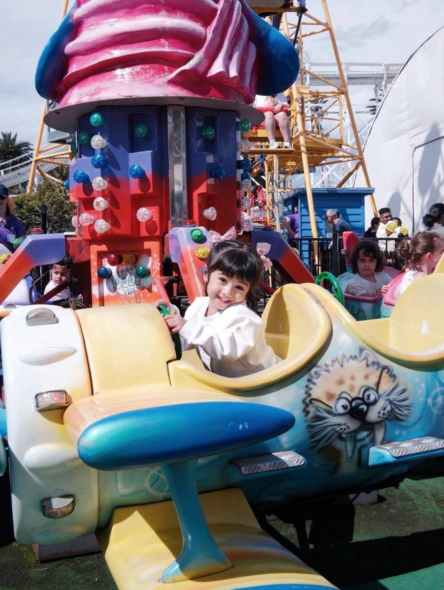 Keluarga Nanda Arsyinta Liburan ke Luna Park Melbourne.
