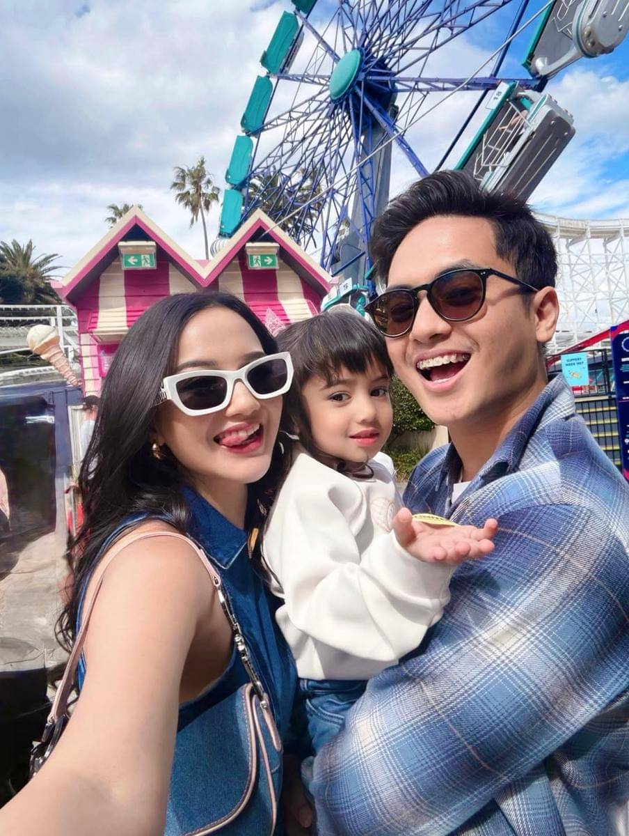 Keluarga Nanda Arsyinta Liburan ke Luna Park Melbourne.