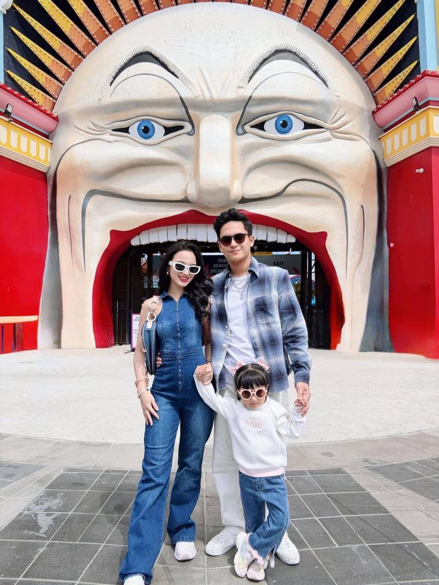 Keluarga Nanda Arsyinta liburan di Luna Park Melbourne.
