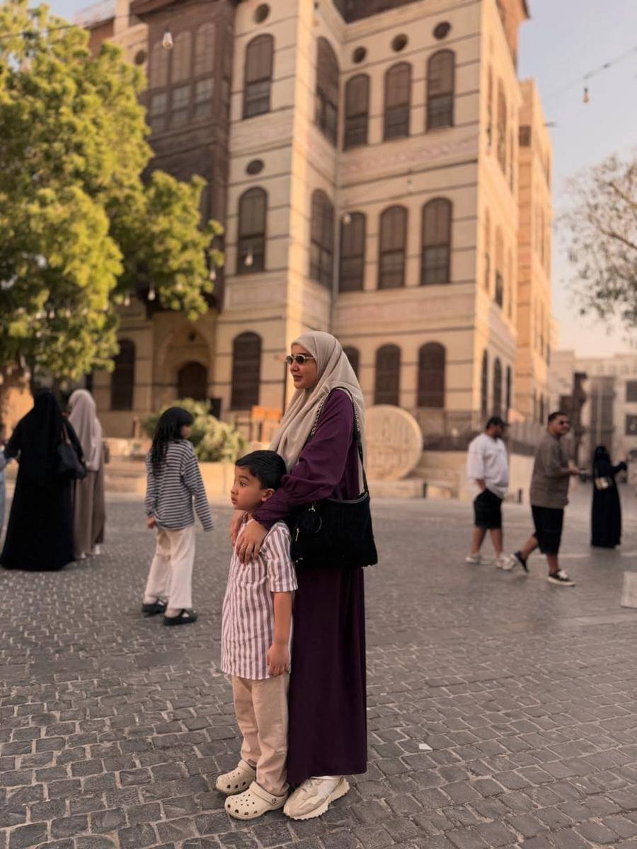 Keluarga Zaskia Sungkar jalan-jalan di Kota Tua Jeddah.