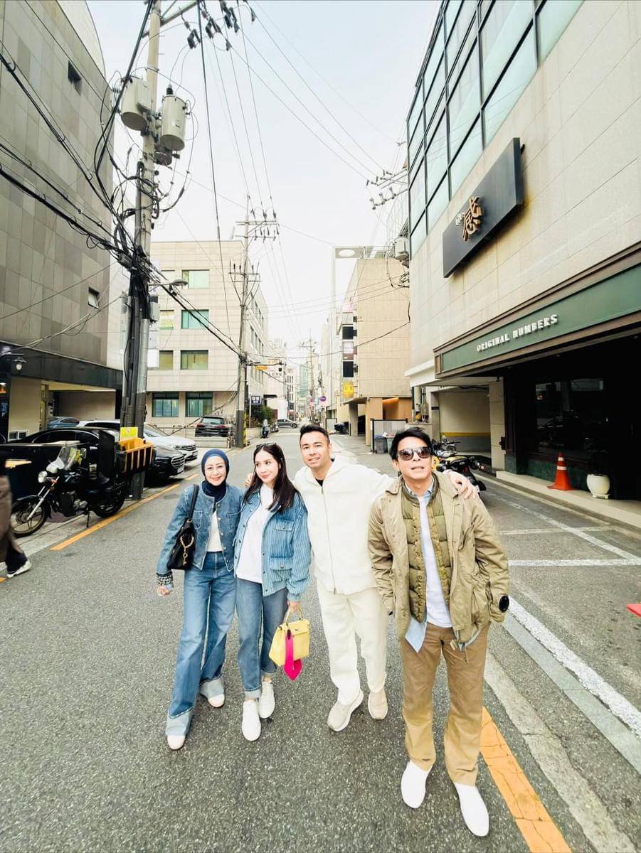 Raffi Ahmad dan Ariel jalan-jalan di Seoul.