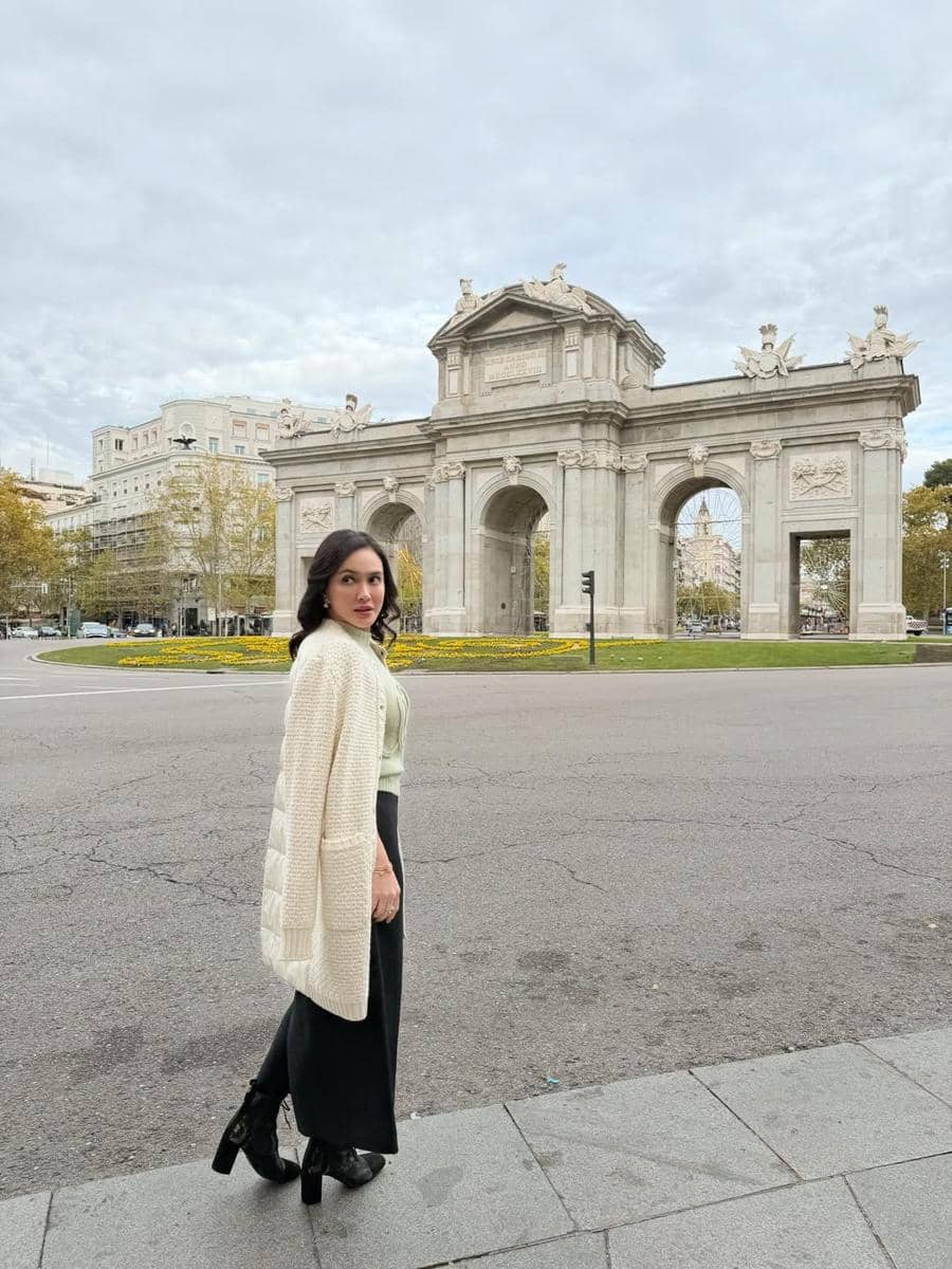 Shandy Aulia Jalan-jalan di Kota Madrid