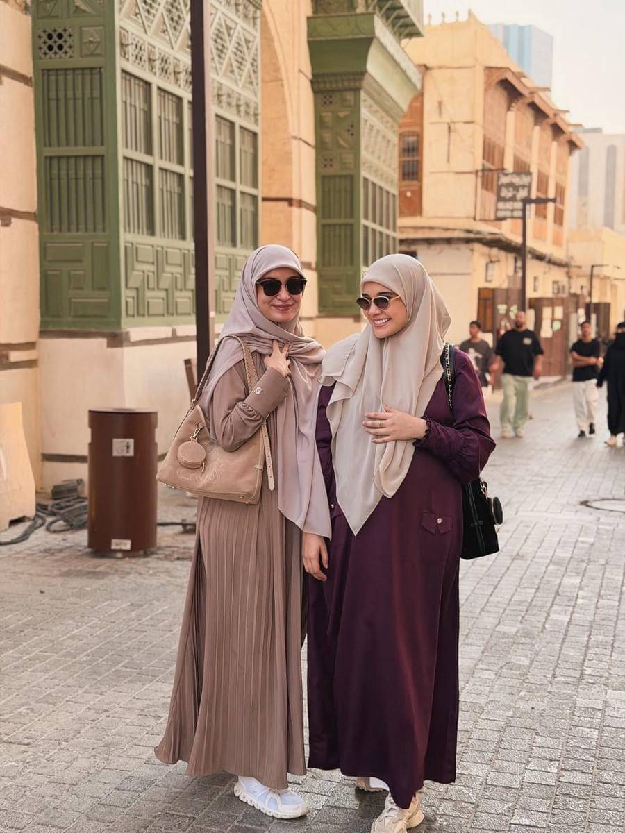 Keluarga Zaskia Sungkar jalan-jalan di Kota Tua Jeddah.