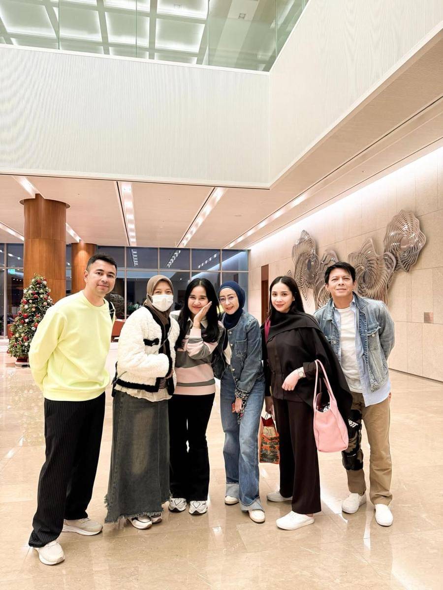 Raffi Ahmad dan Ariel jalan-jalan di Seoul.