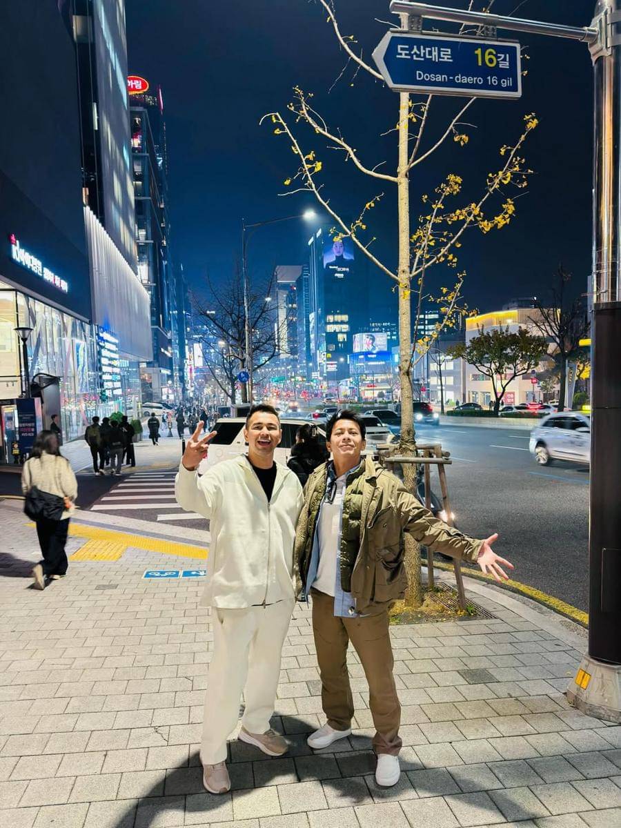 Raffi Ahmad dan Ariel jalan-jalan di Seoul.