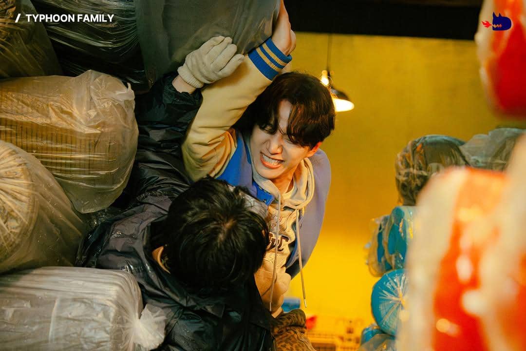 Wang Nam Mo (Kim Min Seok) dan Kang Tae Poong (Lee Jun Ho) dalam drakor Typhoon Family 