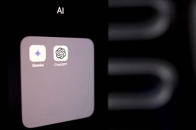 ilustrasi aplikasi Gemini AI dan ChatGPT 