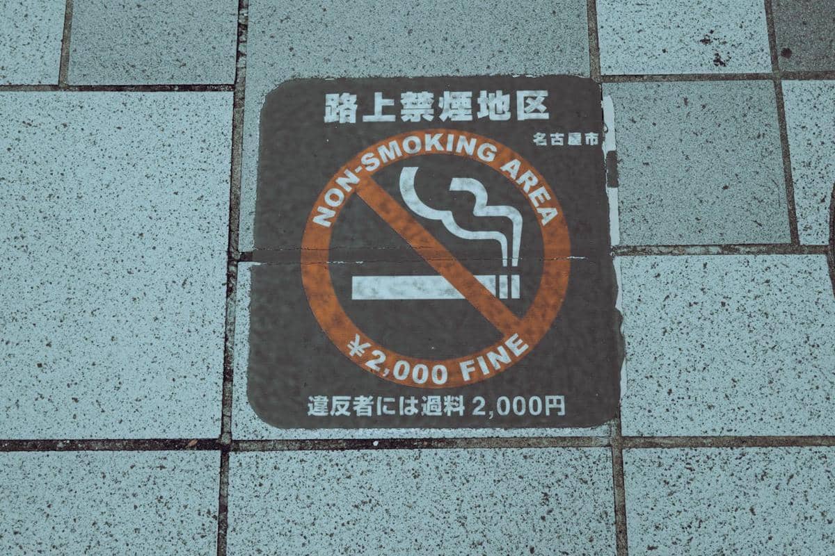 ilustrasi tanda no smoking dan nominal denda