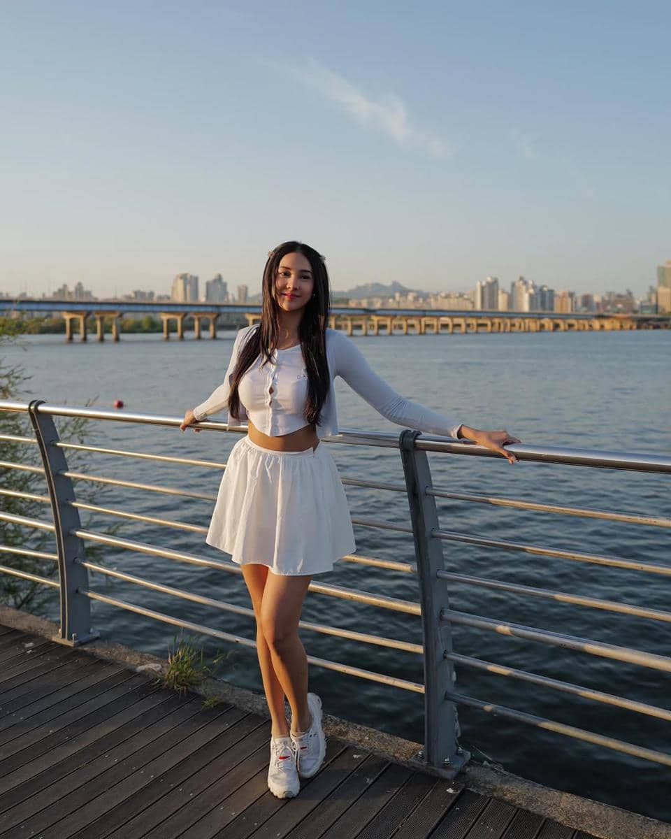 ide mix and match sneakers ala Anya Geraldine