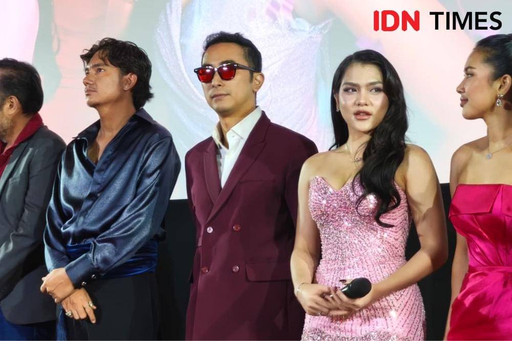Potret Winky Wiryawan bersama Davina Karamoy dan Adipati Dolken di Press Conference Serial Sugar Baby