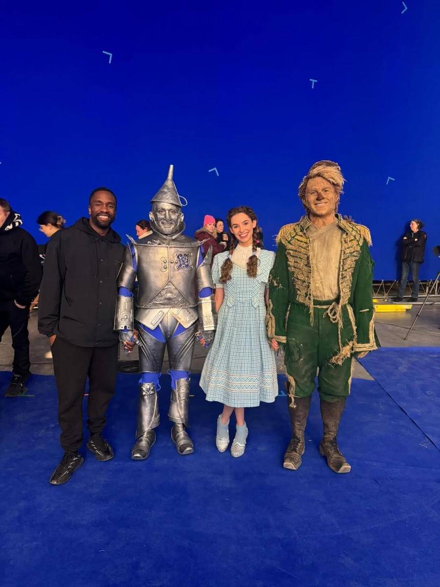 Potret Bethany Weaver jadi Dorothy di balik layar Wicked: For Good