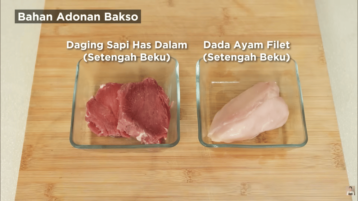 Potret daging sapi dan daging ayam untuk membuat bakso unyil ala Devina Hermawan