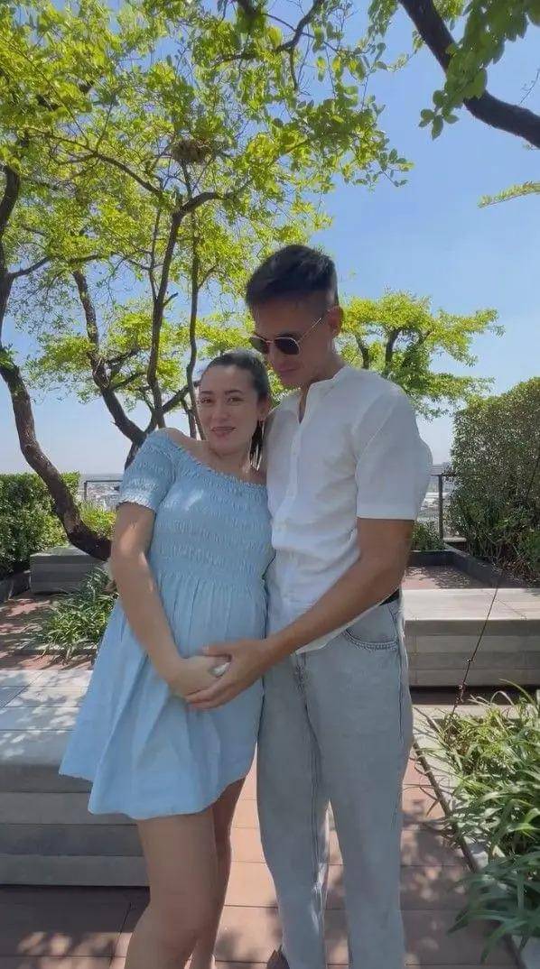 artis umumkan kehamilan 2025