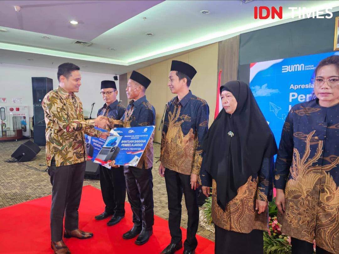 AirNav Indonesia berikan bantuan kepada 13 guru dari 3T