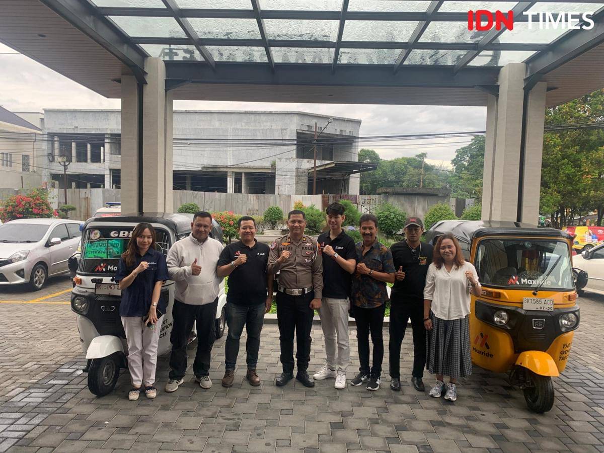 Manajemen dan driver Maxride Medan bersama perwakilan BPJS Ketenagakerjaan dan Polisi (IDN Times/Indah Permata Sari)