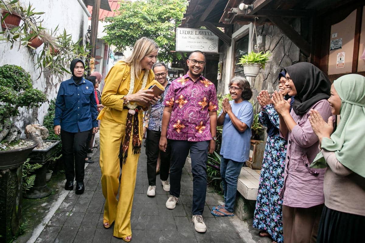 Penasihat Khusus Sekretaris Jenderal PBB untuk Kesehatan Finansial (UNSGSA) yang juga Ratu Belanda Maxima Zorreguieta Cerruti (kedua kiri) menyapa warga saat berkunjung di Kampung Batik Laweyan, Solo, Jawa Tengah, Selasa (25/11/2025). (ANTARA FOTO/Mohammad Ayudha)