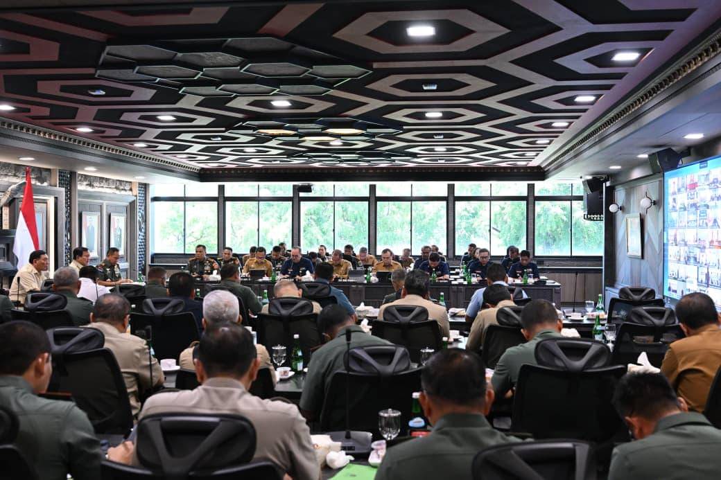 Prabowo Pimpin Evaluasi Nasional Koperasi Merah Putih di Mabes TNI