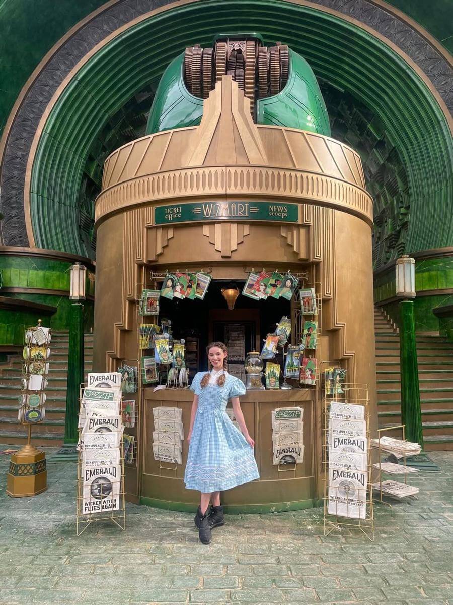 Potret Bethany Weaver jadi Dorothy di balik layar Wicked: For Good