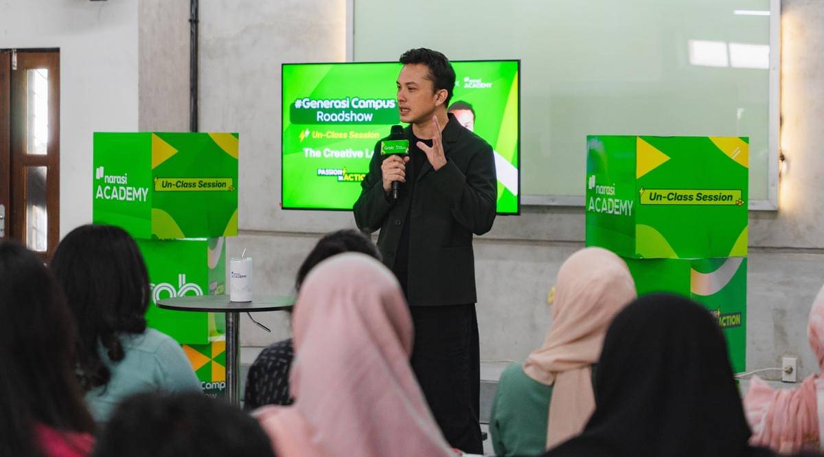 Foto 3 _ Nicholas Saputra menjadi pembicara sesi Un-Class Session dengan tema ‘The Creative Lens’ dalam acara Generasi Campus Roadshow 2025 yang berlangsung di Auditorium Universitas Sumatera Utara (USU), Medan, R.jpg