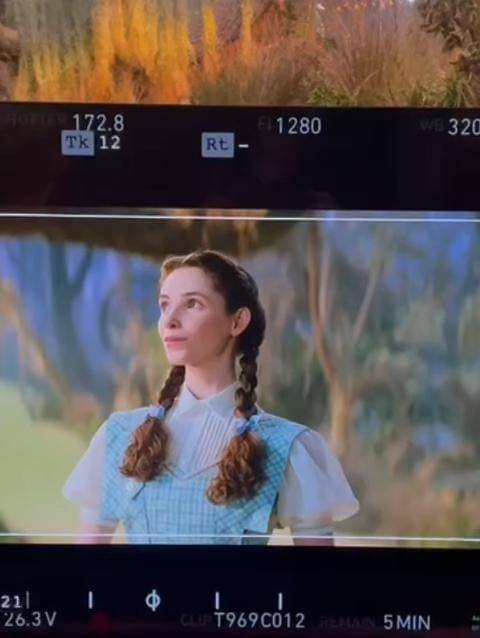 Potret Bethany Weaver jadi Dorothy di balik layar Wicked: For Good