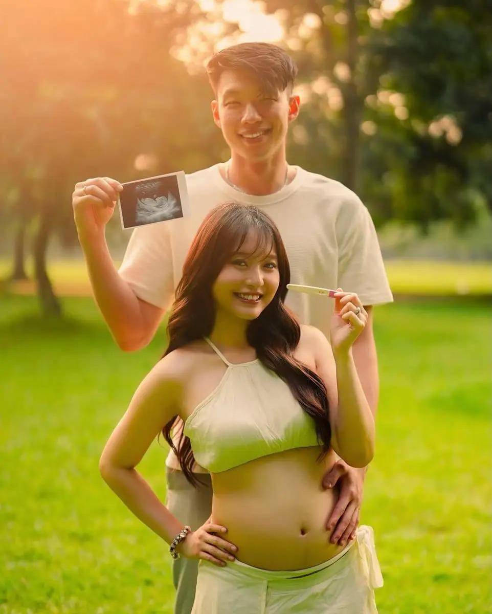 artis umumkan kehamilan 2025