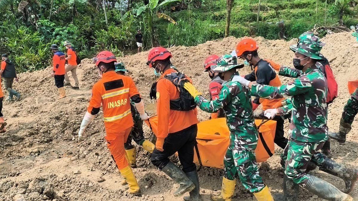 Operasi pencarian korban tanah longsor di Desa Pandanarum, Kabupaten Banjarnegara hari terakhir, Selasa (25/11/2025). (Dok. Basarnas Semarang)