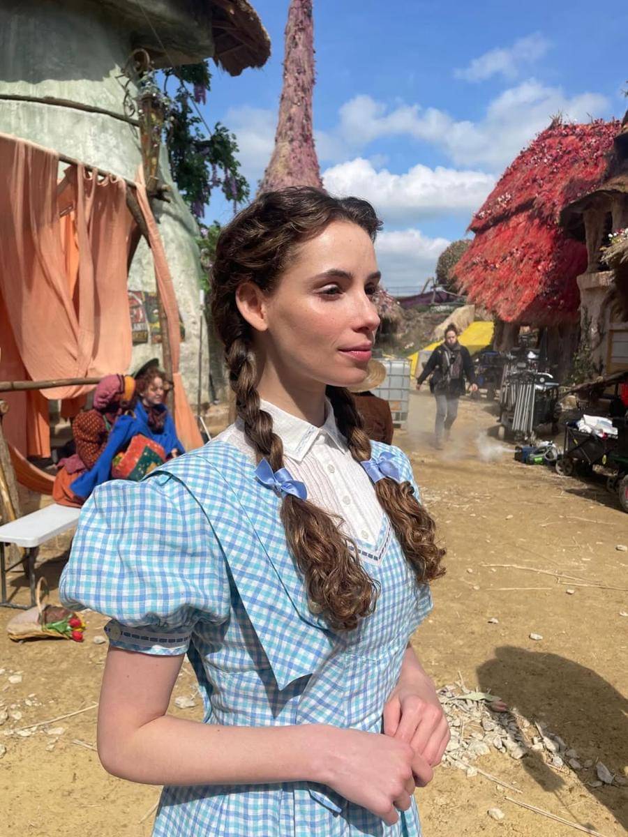 Potret Bethany Weaver jadi Dorothy di balik layar Wicked: For Good