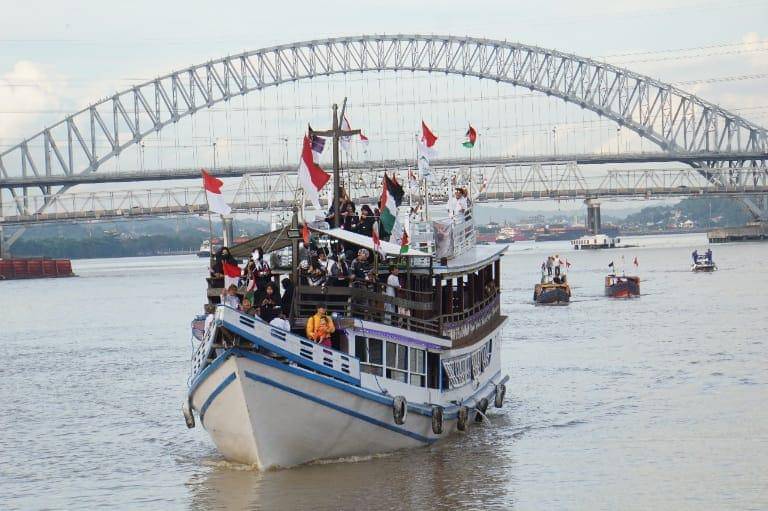 Pengibaran bendera Indonesia-Palestina di Sungai Mahakam