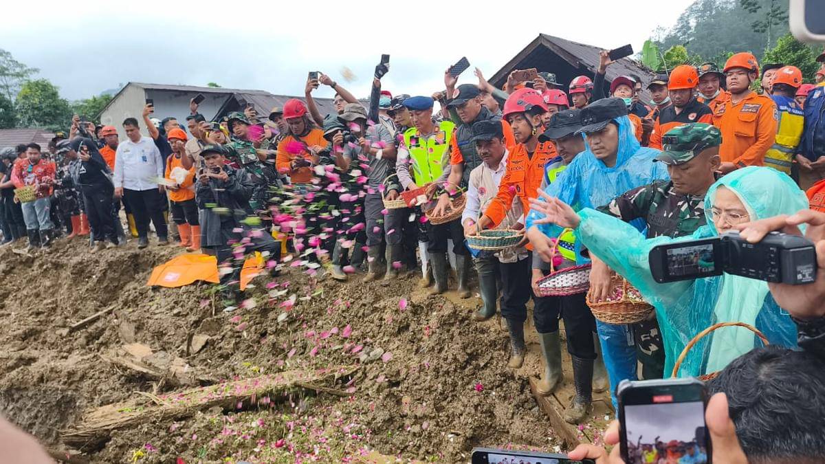 Penutupan operasi pencarian korban tanah longsor di Desa Pandanarum, Kabupaten Banjarnegara hari terakhir, Selasa (25/11/2025). (Dok. Basarnas Semarang)