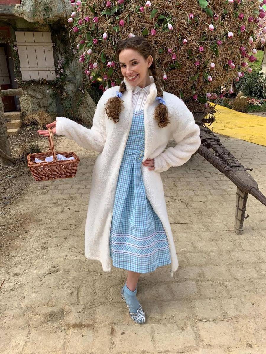 Potret Bethany Weaver jadi Dorothy di balik layar Wicked: For Good