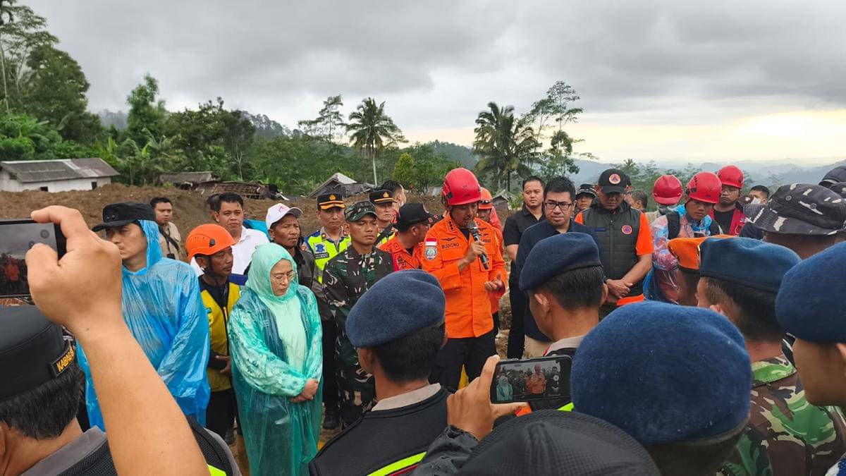 Pengumuman penutupan operasi pencarian korban tanah longsor di Desa Pandanarum, Kabupaten Banjarnegara hari terakhir, Selasa (25/11/2025). (Dok. Basarnas Semarang)