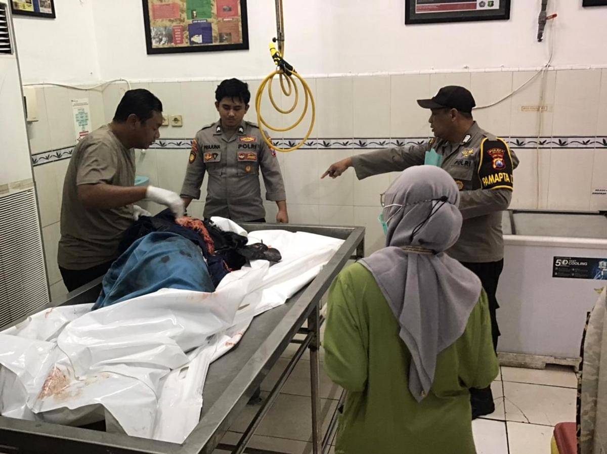 Polisi evakuasi jenazah korban kecelakaan di Kediri. IDN Times/istimewa