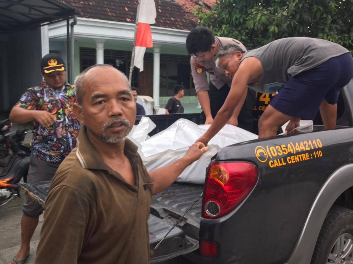 Polisi evakuasi jenazah korban kecelakaan di Kediri. IDN Times/istimewa