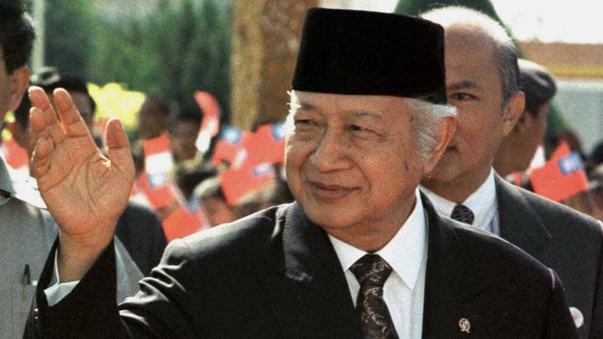 Soeharto sedang dalam acara kunjungan luar negeri