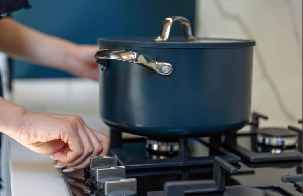 ilustrasi mengecilkan api kompor (freepik.com/pvproductions)