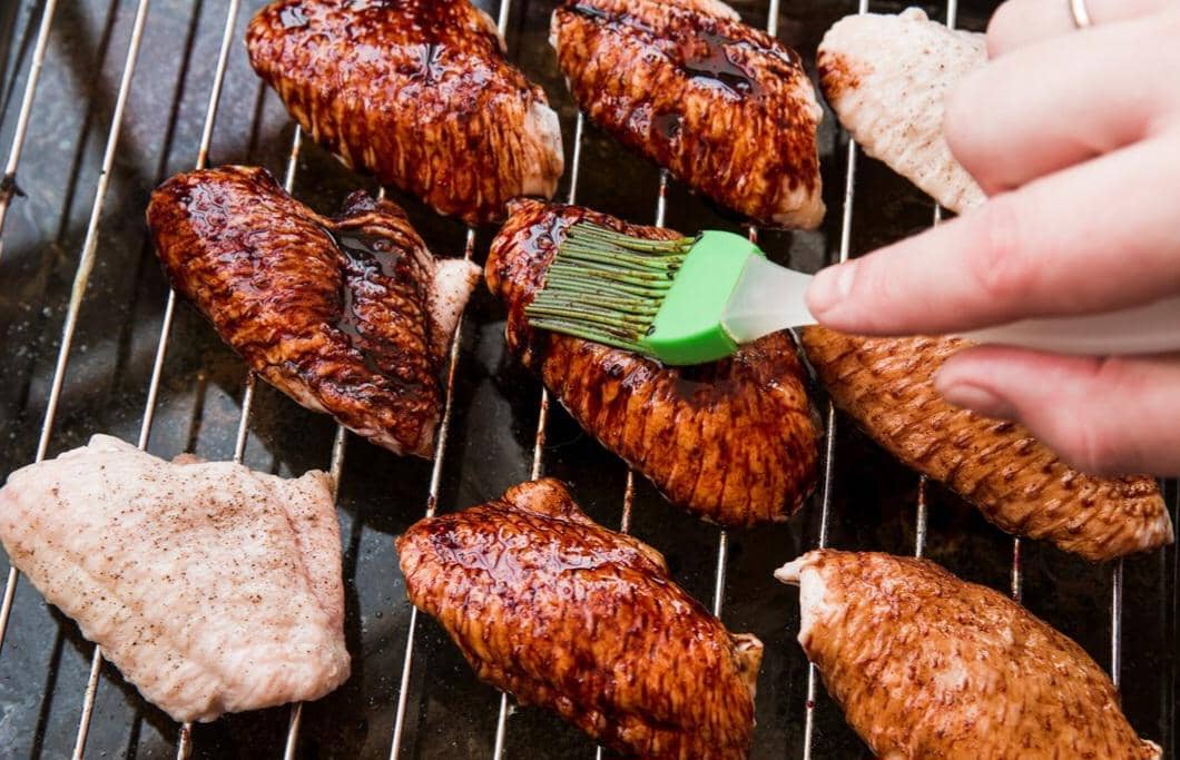 ilustrasi mengoles saus bbq