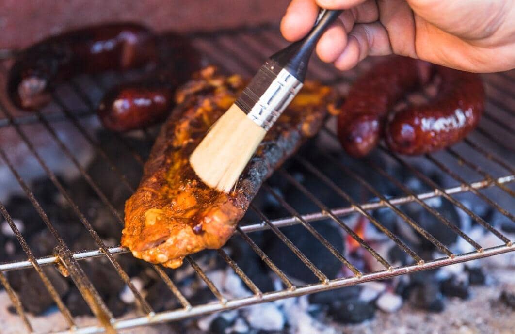 ilustrasi mengoles saus bbq